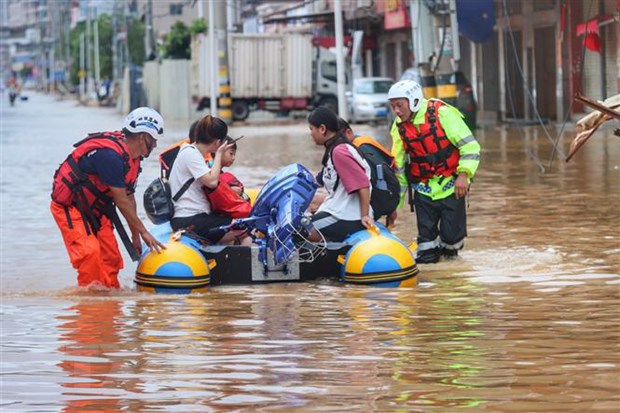 Lực lượng cứu hộ sơ tán người dân khỏi vùng ngập lụt tại tỉnh Phúc Kiến, Trung Quốc ngày 29-7. (Ảnh: THX/TTXVN)