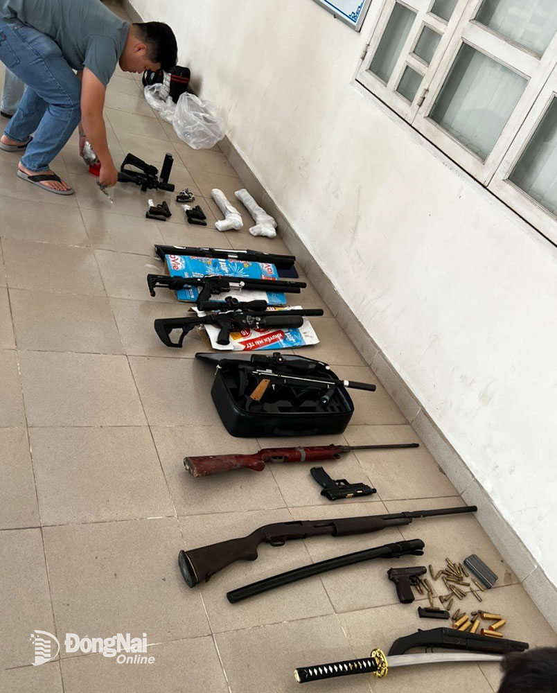 Một số hung khí nguy hiểm bao gồm: súng, dao, mã tấu được đối tượng Hoàng Viết Tới  (ngụ P.An Bình, TP.Biên Hòa) cùng đồng phạm chuẩn bị tuồn ra thị trường. Ảnh: T.DANH