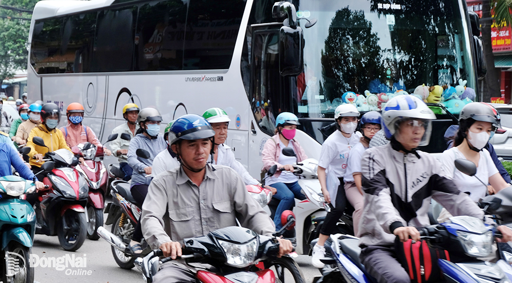 Các loại phương tiện di chuyển đông đúc qua khu vực ngã ba Trảng Dài