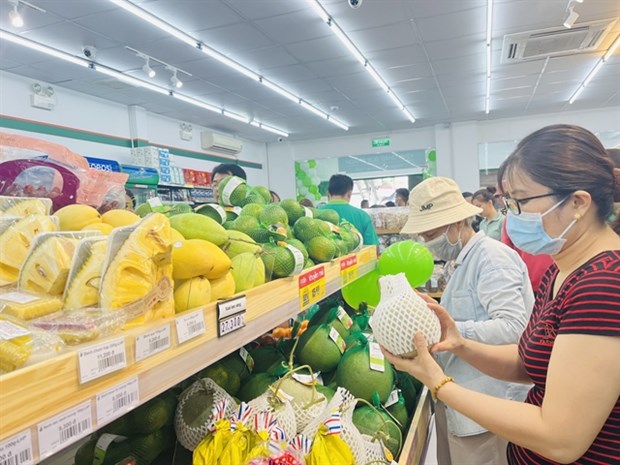 Customers shop at a new Co.op Food store. Saigon Co.op is opening more Co.op Food, Co.op. Smile, and Cheers stores to facilitate its e-commerce business. (Photo courtesy of Saigon Co.op)