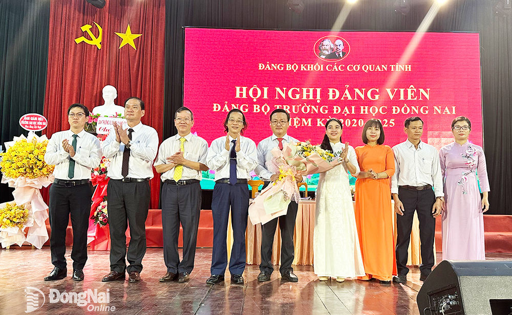 Bí thư Đảng ủy Khối các cơ quan tỉnh Bùi Quang Huy chúc mừng các đồng chí được bầu vào cấp ủy và UBKT Đảng ủy Trường đại học Đồng Nai.