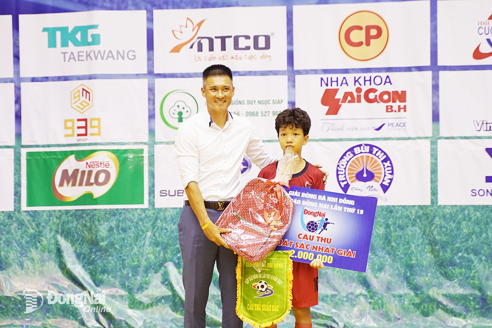 Cầu thủ Trần Văn Duy nhận danh hiệu Cầu thủ xuất sắc nhất giải. Ảnh: Thủy Tiên