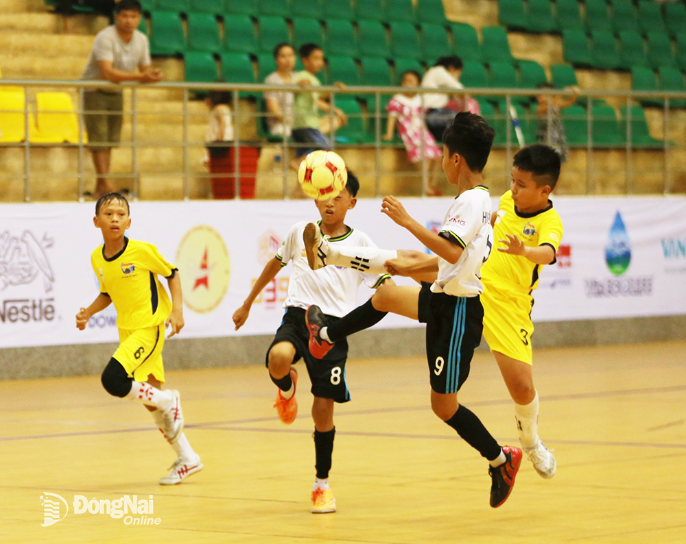 Chân sút Phạm Minh Vũ (9, áo trắng) của đội U.11 Tân Phú trong một pha tranh bóng. Ảnh: Huy Anh