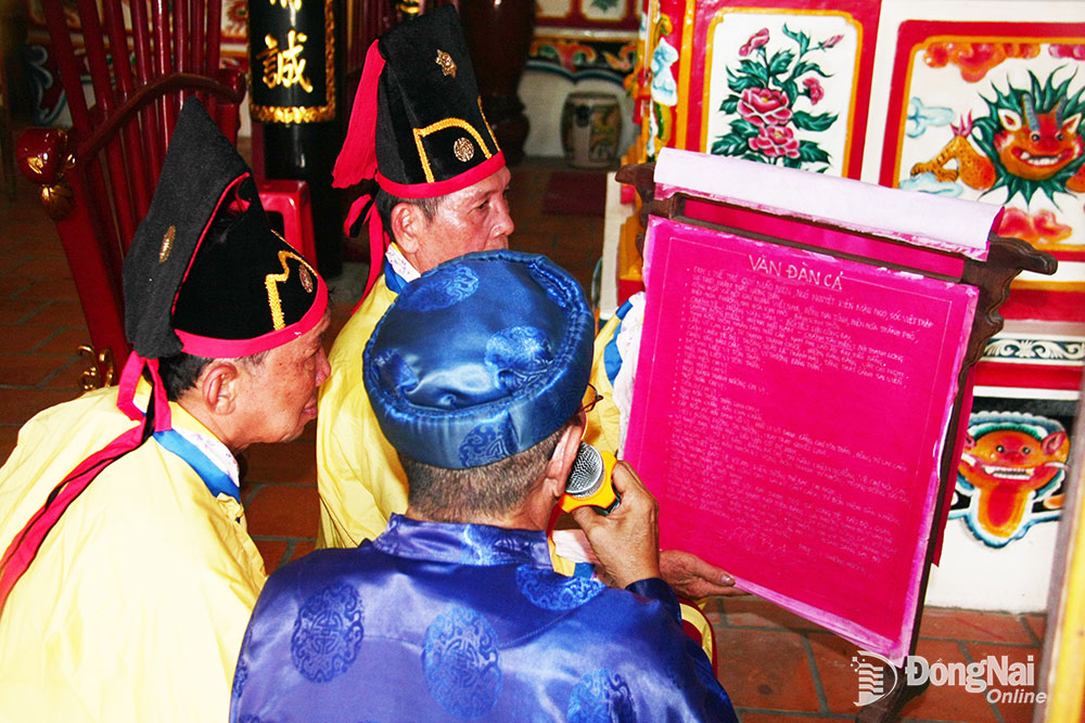 Nghi thức đọc văn tế trong lễ cúng Kỳ yên tại đền thờ Nguyễn Hữu Cảnh (P.Hiệp Hòa, TP.Biên Hòa). Ảnh: Vĩnh Huy