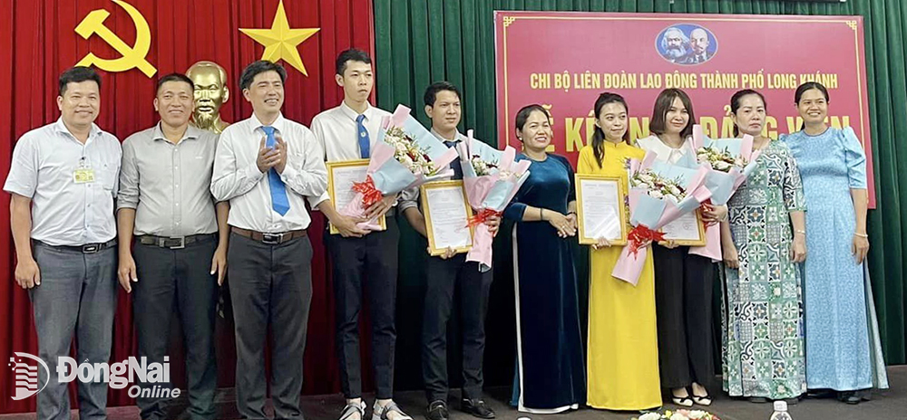 Chi bộ LĐLĐ TP.Long Khánh tặng hoa chúc mừng 4 đảng viên mới (ảnh: CĐ)