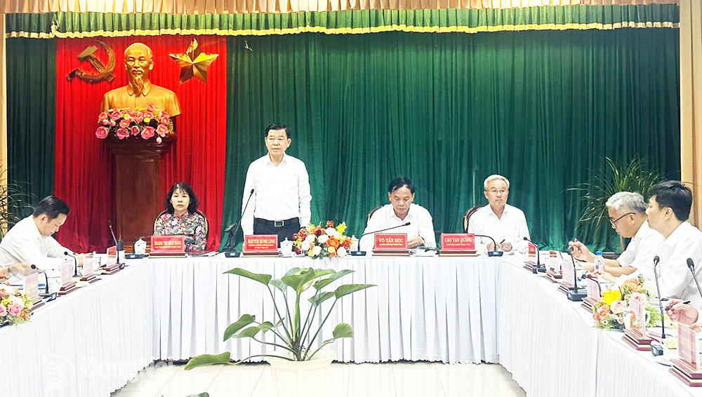 Ủy viên Trung ương Đảng, Bí thư Tỉnh ủy Nguyễn Hồng Lĩnh phát biểu tại cuộc họp